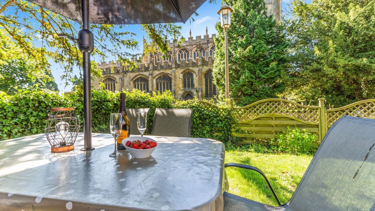 Chipping Campden Cottage | Church Cottage - a cotswold cottage that sleeps 4 guests in 2 bedrooms