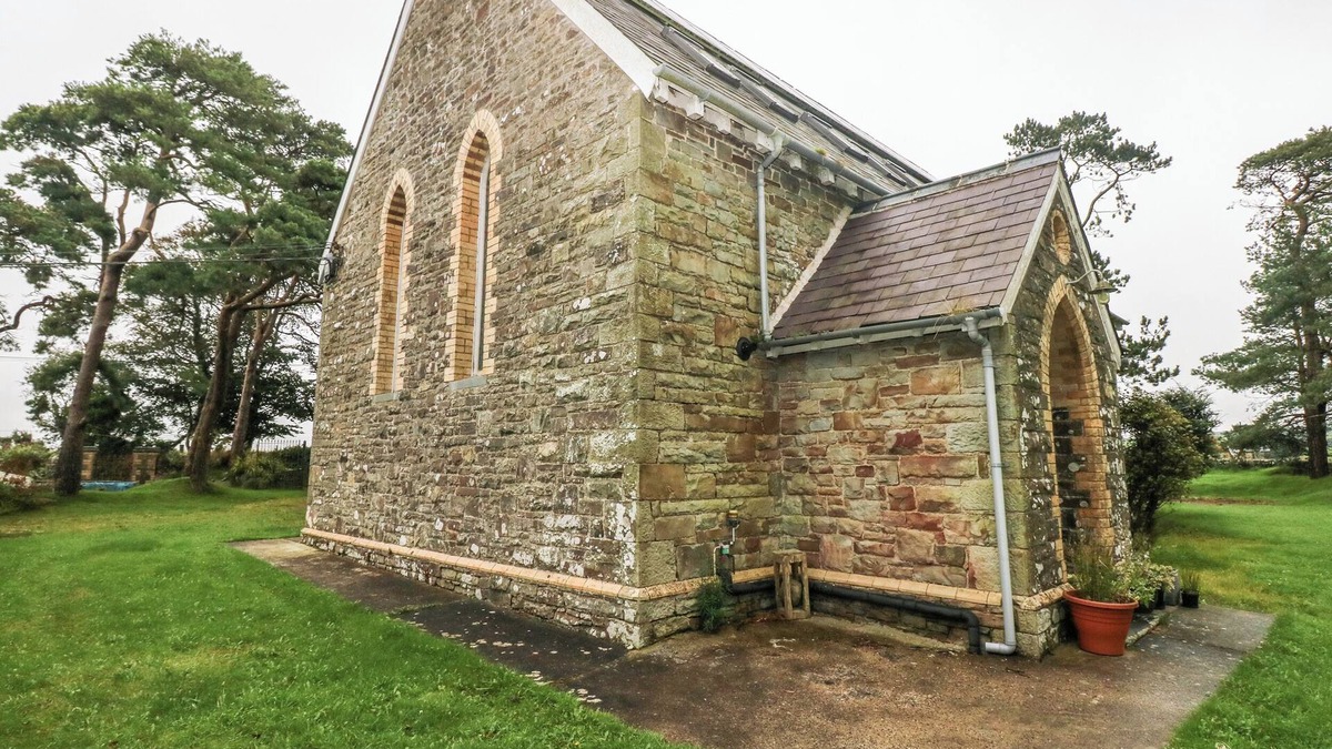 Tan-y-groes Cottage | CHURCH LLYGAD Y DYFFRYN, pet friendly, with a garden in Brynhoffnant