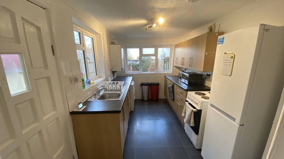 Wellingborough House | Church View 4 Bedroom, 4/5 Person Contractor House