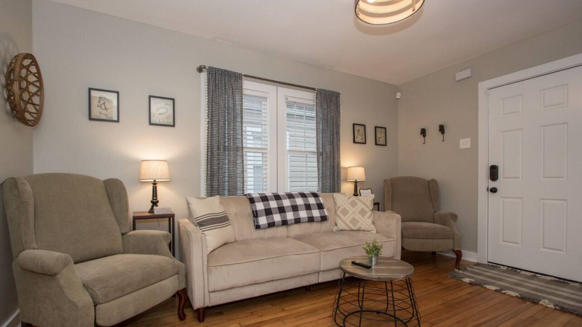 Wyandotte House | Churchill Cottage downtown, airport, expo center