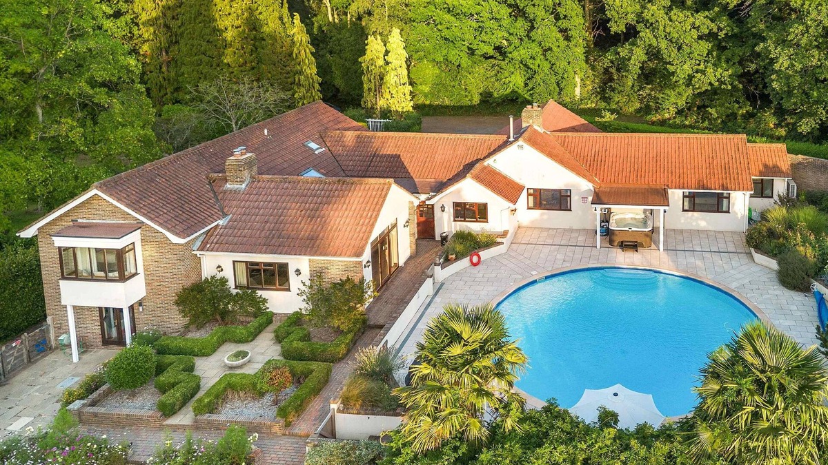 Scaynes Hill House | Churchill Country Retreat | By My Getaways