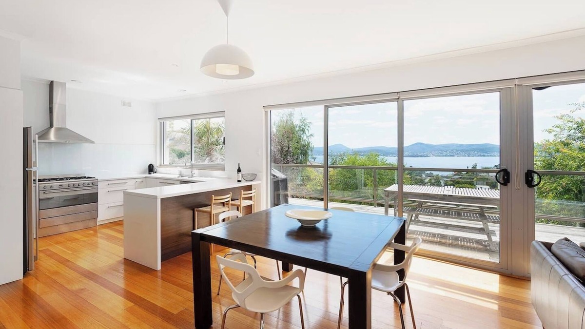 Sandy Bay House | Churchill House Riverside Retreat near Long Beach
