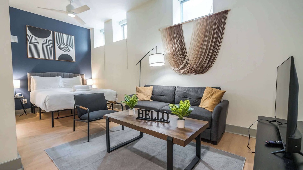 Downtown Louisville Apartment | Churchill Stay Near Medical – With Parking Spot!
