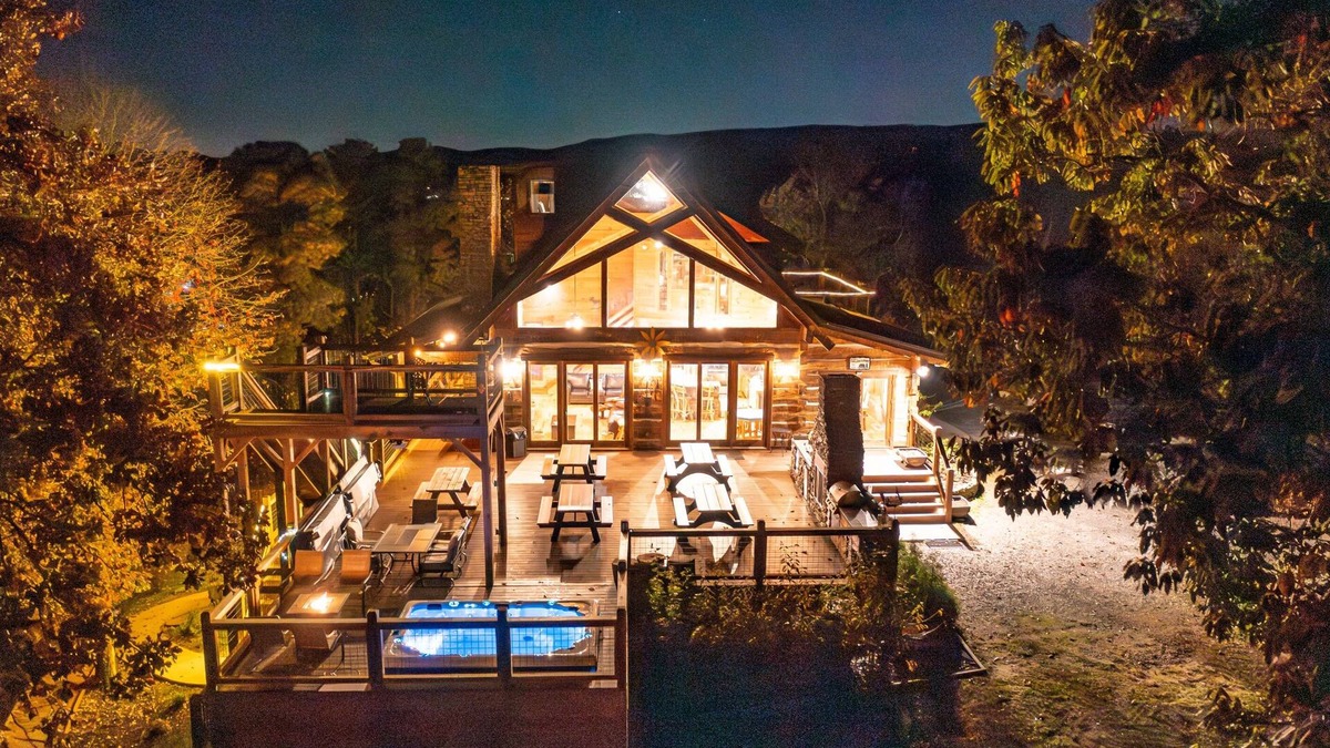 Gatlinburg - Pigeon Forge Cabin | CIELITO LINDO LUX Cabin 4 Acr Mtn Top w/Outdoor Kit/Firepl