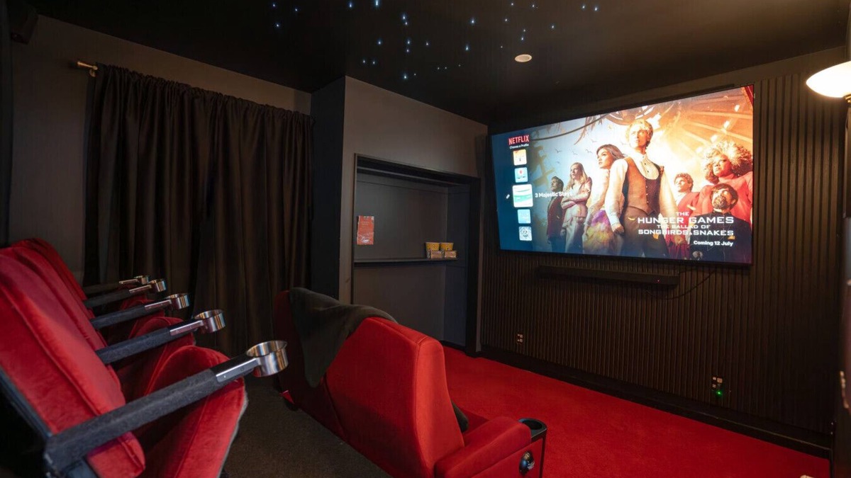 Linwood House | Cinema-Central-6B ensuites-GamesRoom-Free Parking