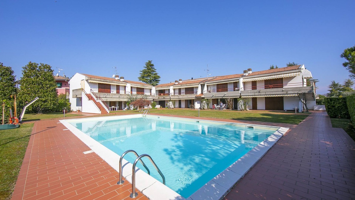 Colombare Apartment | Cinzia Apartment Front Beach, Sirmione, Italy