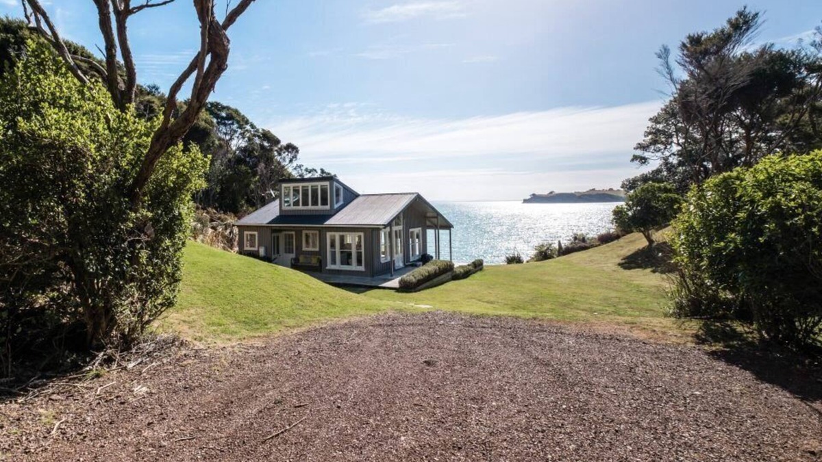 Waiheke Island Cottage | Circular Bay Cottage with private beach