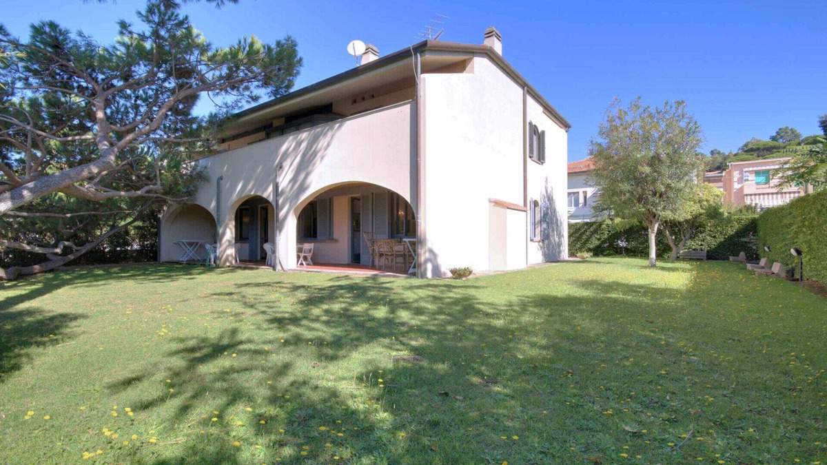 Castiglione della Pescaia Apartment | Ciro, 30 m from the sea, garden, 3 parking spaces
