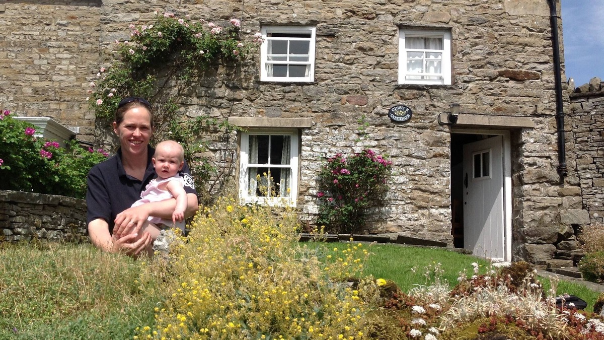 Hawes Cottage | Cissy's Cottage A Cosy 18th Century Stone Built cottage, Nestled Under The Fell