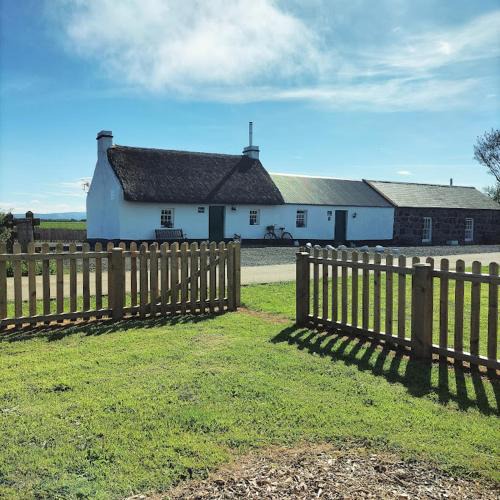 Limavady House | Cissy's Cottage - traditional thatched cottage, near to beach