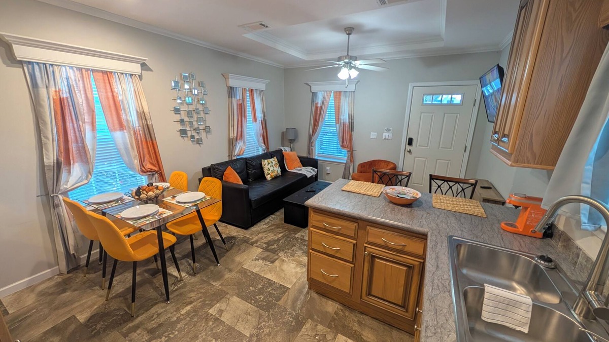 Deltona Lakes Cabin | Citrus Lodge. 70" TV.Full kitchen, Private Patio, Quiet area, 2 Car Free Parking