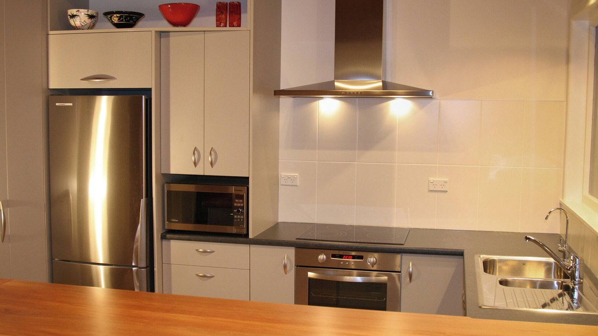 Titirangi Apartment | City-Bush Retreat - serviced private quiet fully equipped quality apartment