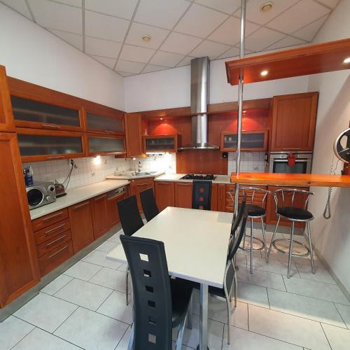 Pecs Apartment | City Center Apartman