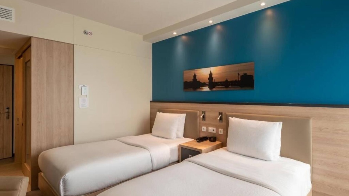 Mitte Hotel | City Center Haven: Breakfast Included & Onsite Parking Close to Museum Island!