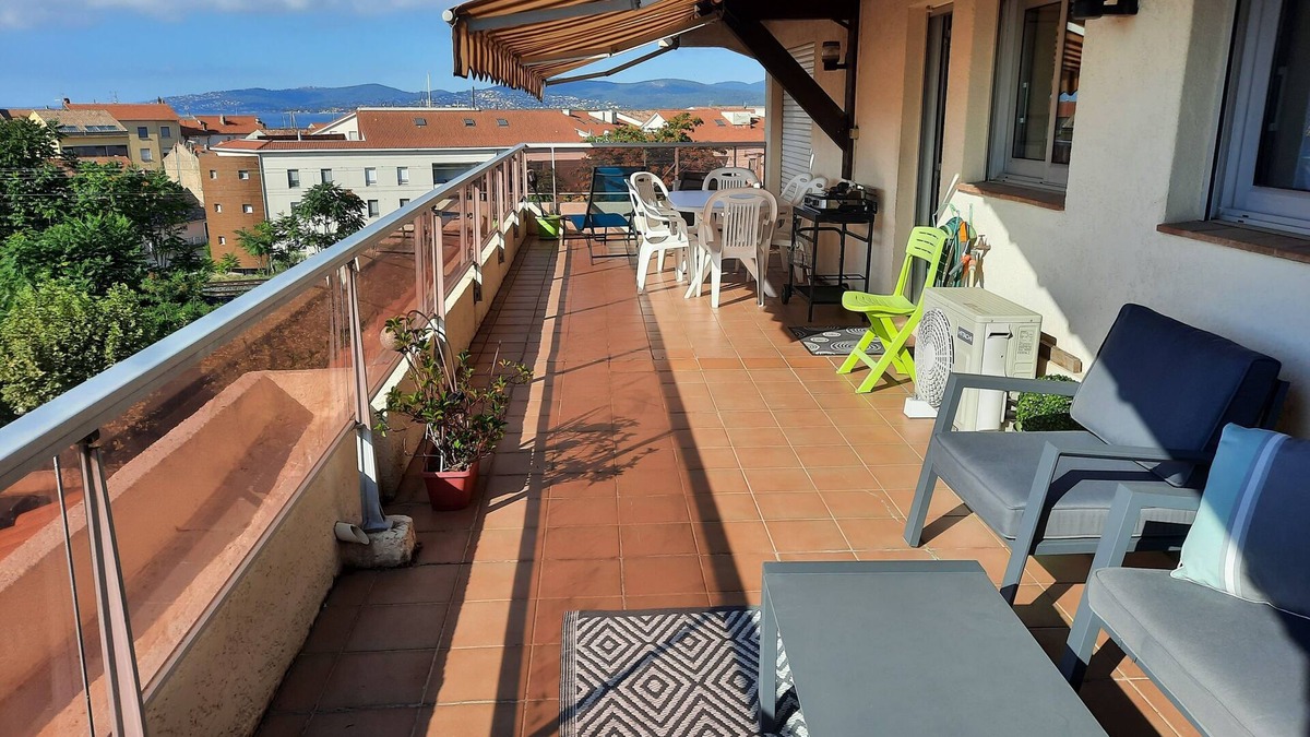 Saint-Raphael Apartment | City center, large terrace, 5th top floor, all on foot, sea view