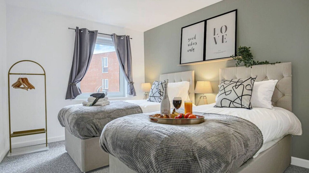 Northampton Apartment | 🌟City Centre Apt - Free Parking + Wifi + Balcony🌟