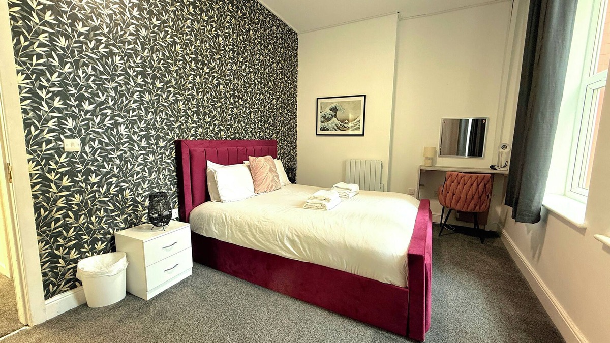 Bury House | City Centre Bury Stay | Modern 3 Beds, 2BR