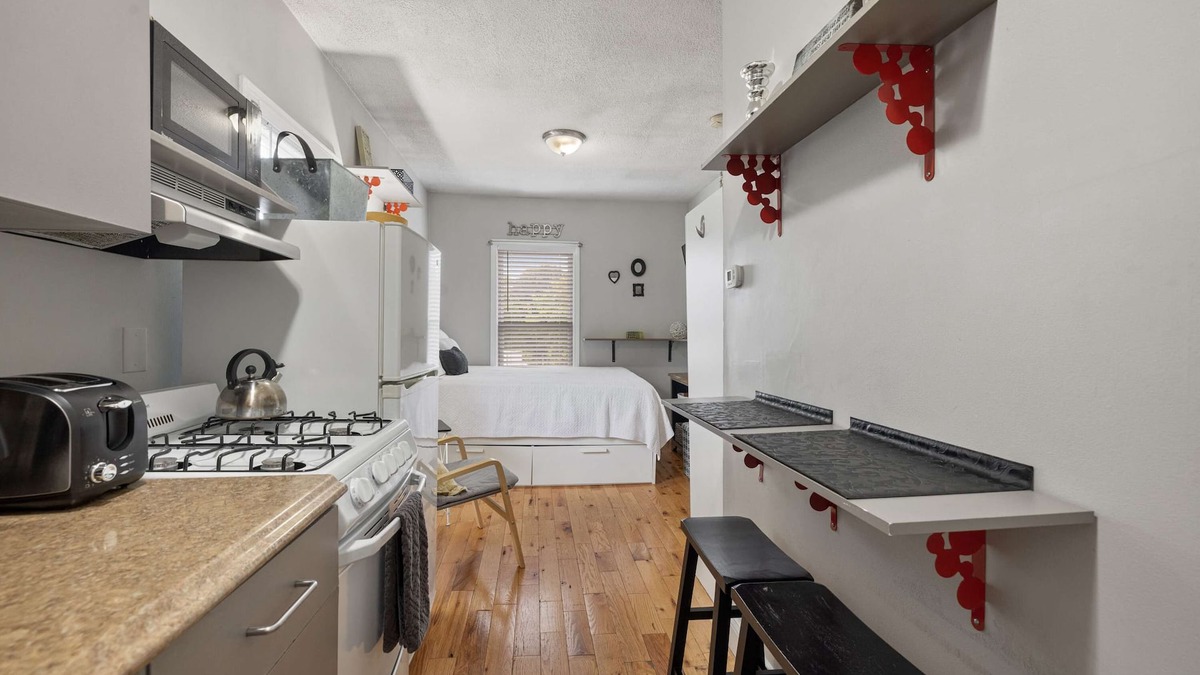 Manchester Apartment | City Chic 2nd flr Studio w/Enclosed Private Porch