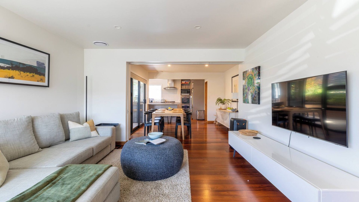 Karori House | City-end Karori - Modern 4-bed/2-bath townhouse with garage and spa pool