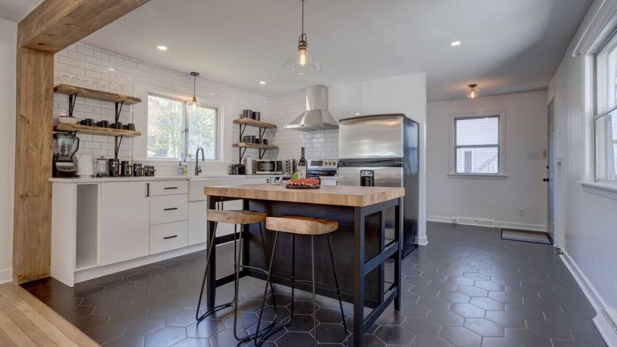 Dartmouth House | City Escape w deck, BBQ & beautiful back yard