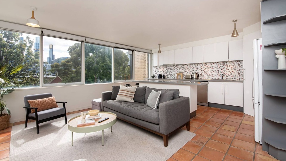 South Melbourne Apartment | City Lights and Lake Breezes near Albert Park