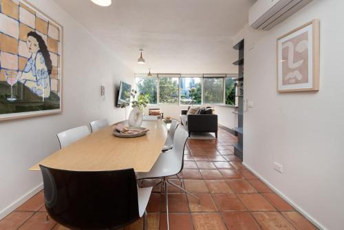 South Melbourne Apartment | City Lights and Lake Breezes near Albert Park