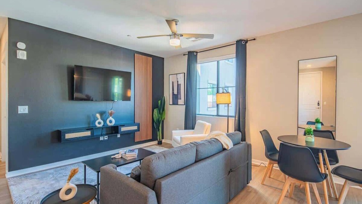 Orange Heights Apartment | City Living | Gym, Pool, W/D, Parking. Sleeps 5