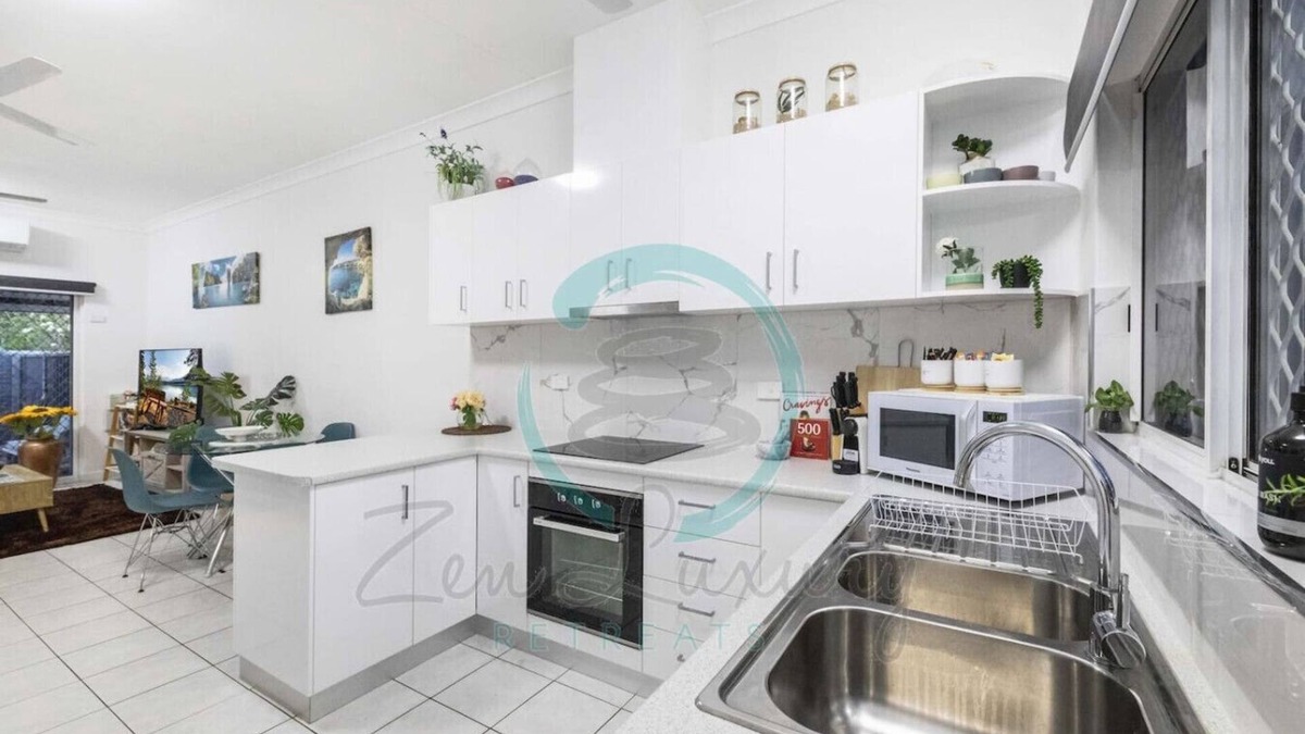 Alawa Apartment | City Living: Modern ~ OutdoorDining ~ Private Yard