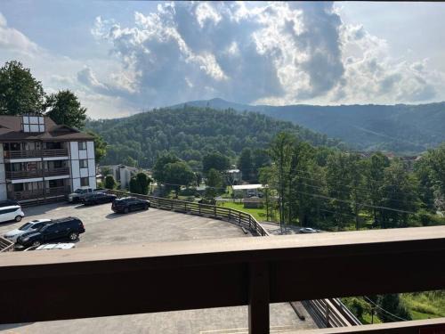 Gatlinburg Apartment | CITY & MOUNTAIN VIEW 5 Mins from downtown Gatlinburg