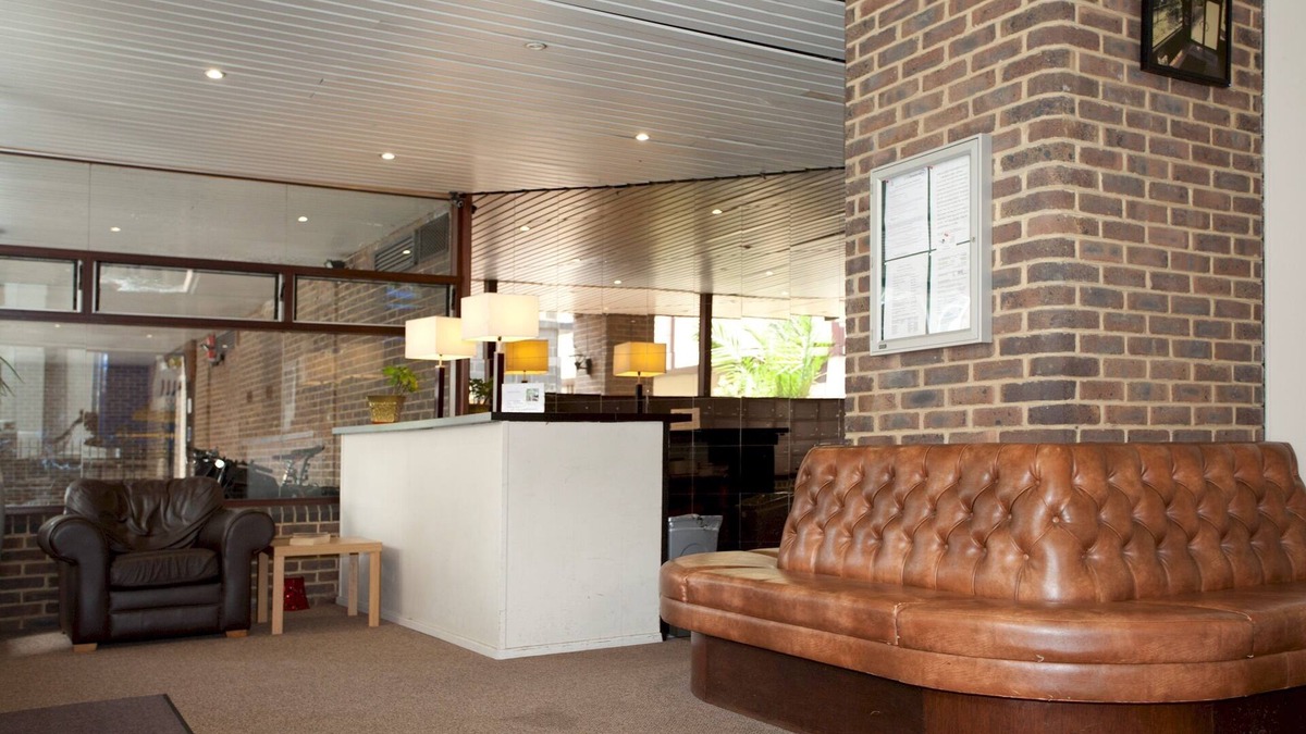 Tower Hill Apartment | City of London Large Studio Apartment in Luxury Apartment Block
