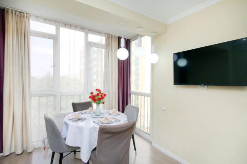 Almaty Apartment | City Plus 5 этаж витражные окно