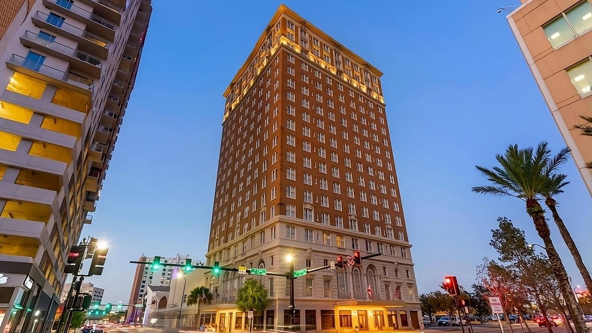 Downtown Tampa Hotel | City Retreat: Discover Downtown Tampa's Best-Kept Secret! 2 Rooms