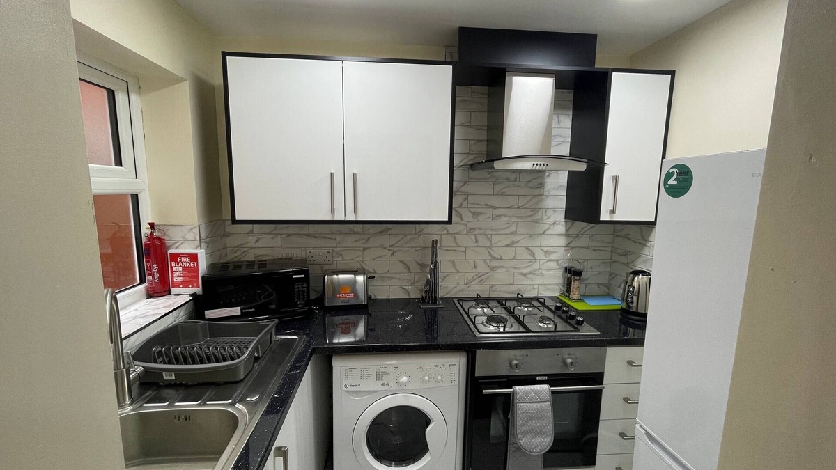 Edgbaston Apartment | City Road Birmingham Apartment from Oofy, en-suite sleeps 4 - Apt 1