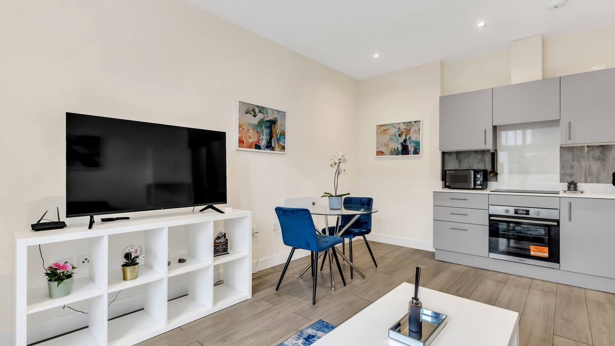 Sutton Apartment | City Service Lets | New London 2Bed With Parking | Long Stays Welcome