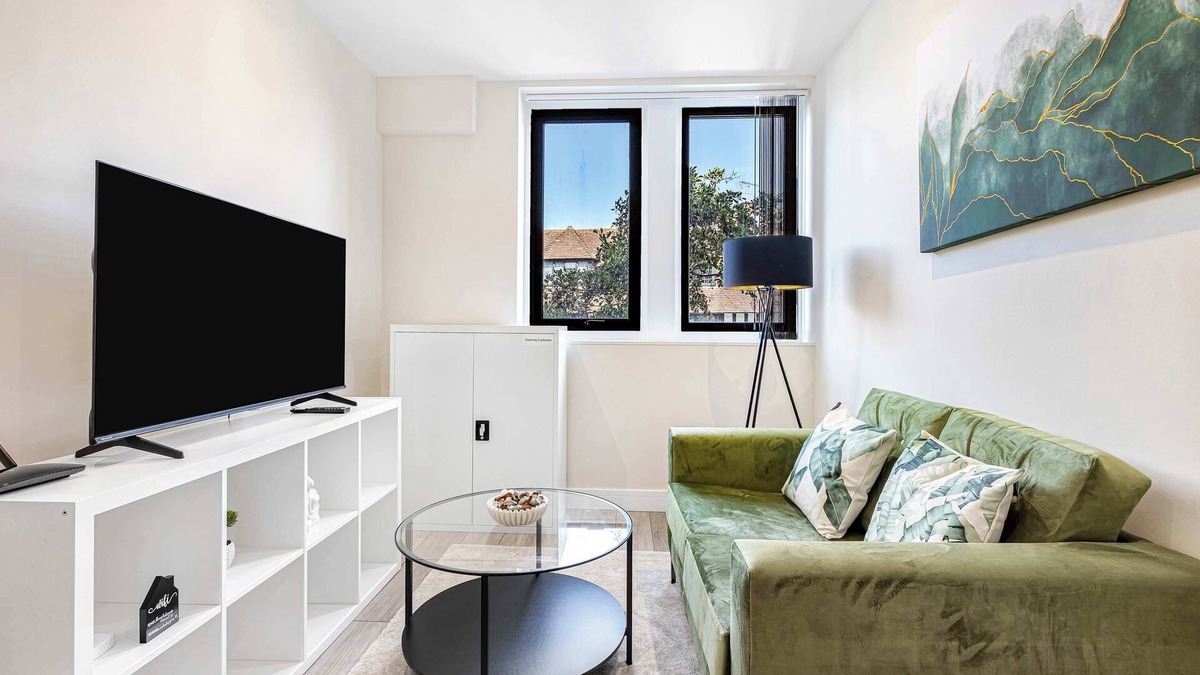 Sutton Apartment | City Service Lets | New London Cheam Village 1 Bed | Ideal for Long Business Stays | With Parking