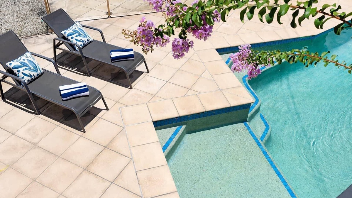 Balmoral House | City Skyline Views|Balmoral Pool Home|Pet Friendly