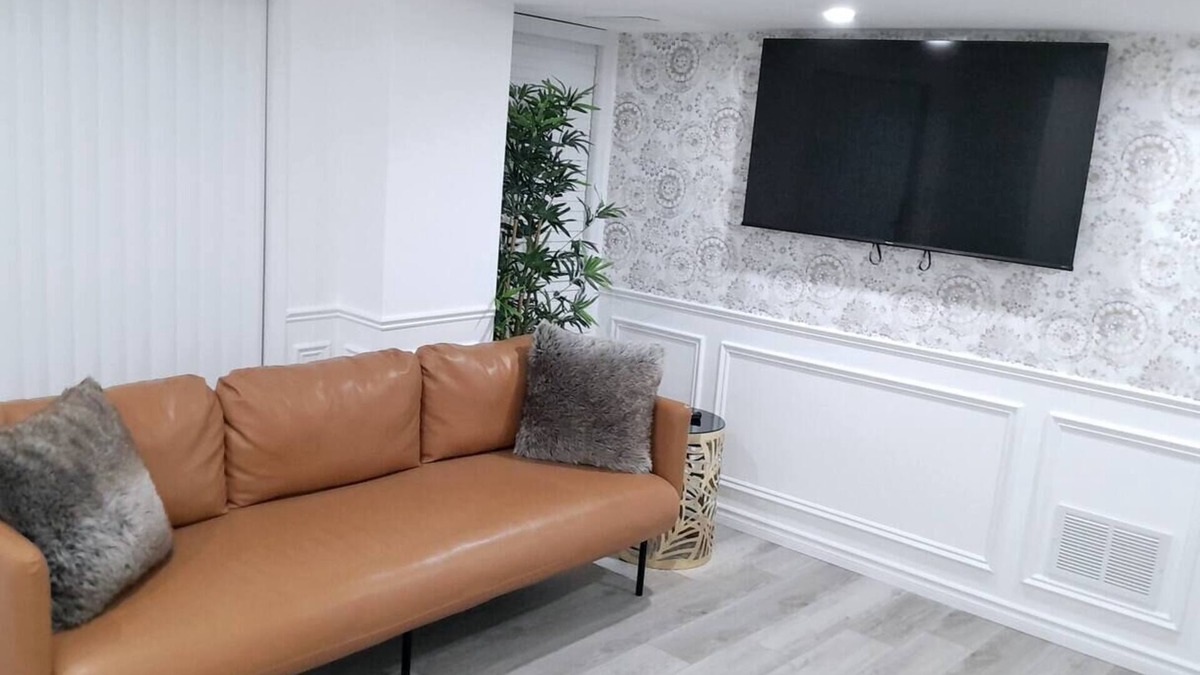 Orillia Apartment | City-View Apartment with Hot Tub (3 Bedrooms)