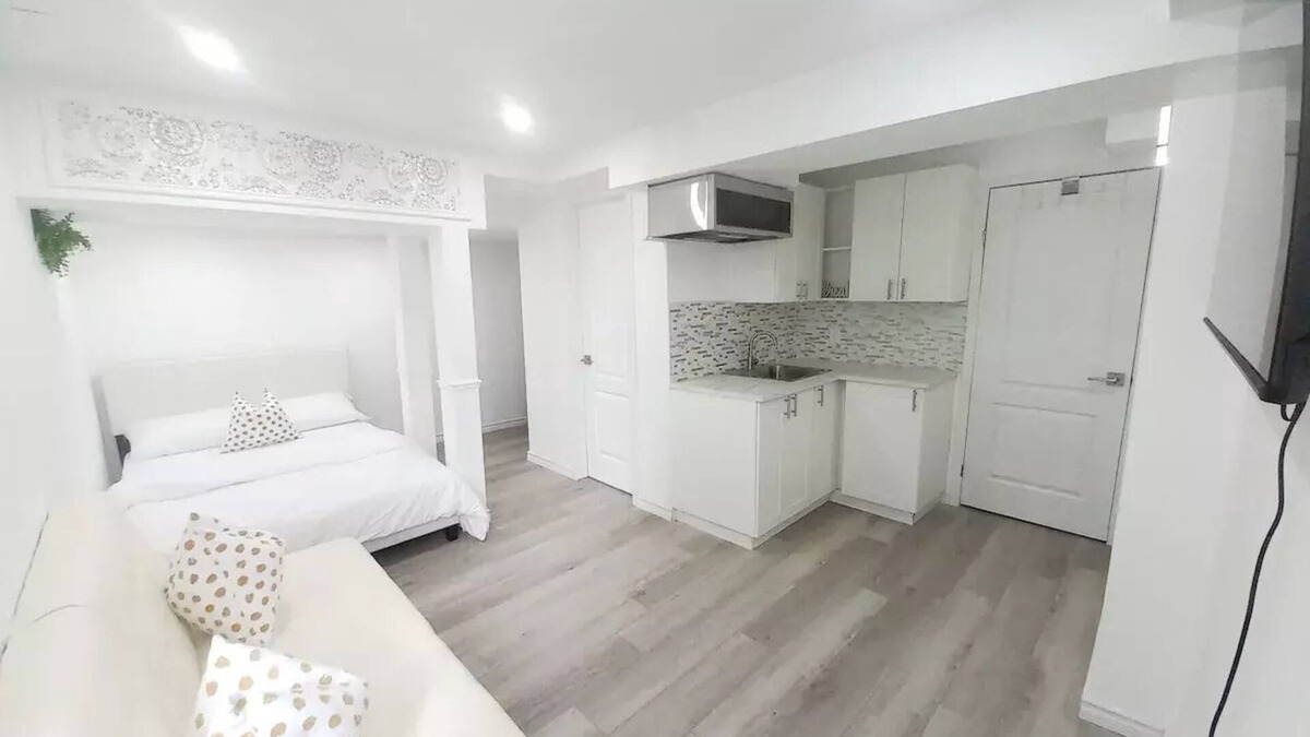 Orillia Apartment | City-View Studio with Hot Tub