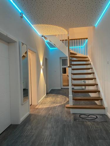 Neumuenster House | CityGlückNms - Direkt am Bahnhof und Einkaufszentrum