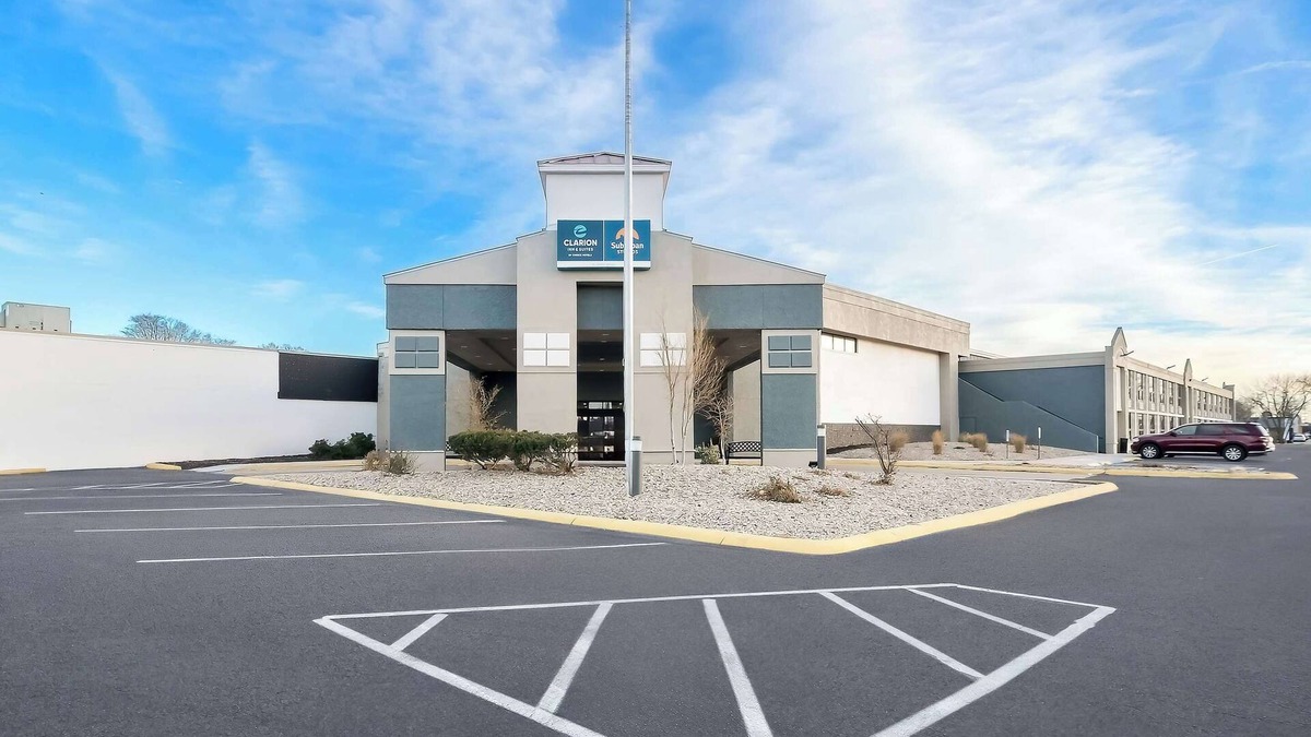 Kearney Hotel | Clarion Inn & Suites and Convention Center