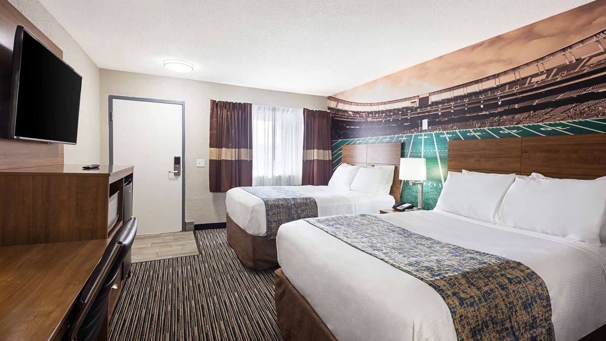 East Lansing Hotel | Clarion Pointe East Lansing University Area