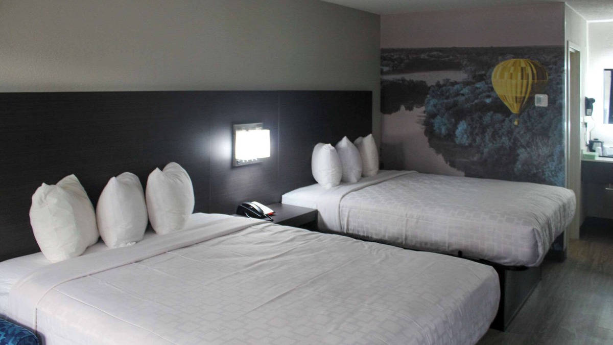 Statesville Hotel | Clarion Pointe Statesville