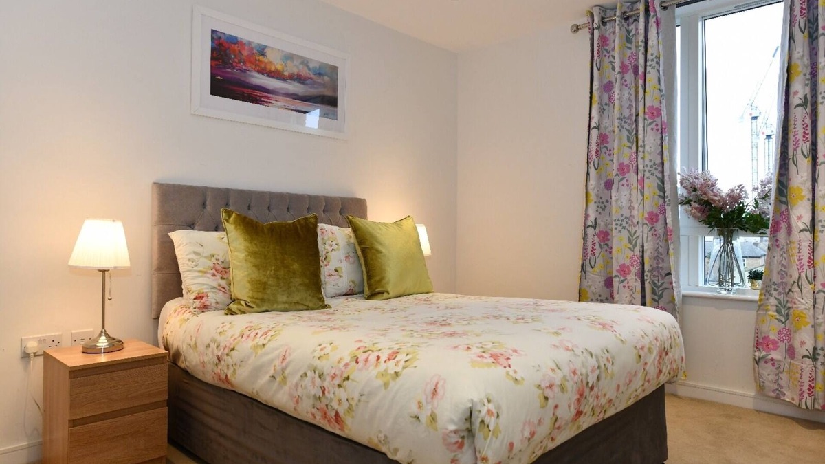 London Borough of Hounslow Apartment | Classic 2 Bed Flat near Brentford Football Stadium