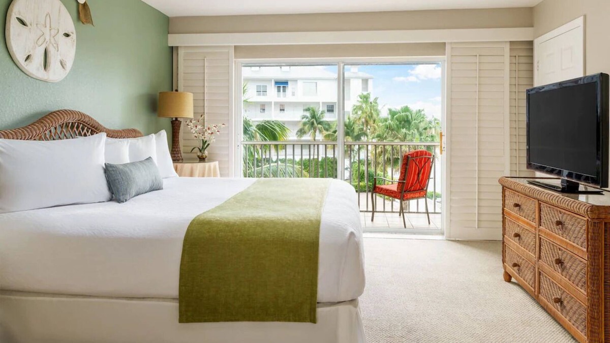 Marco Island Hotel | Classic 2BR Suite at Olde Marco Inn w/Kitchen + Spacious Living Area
