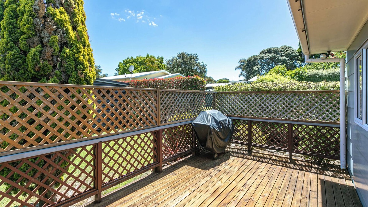 Whiritoa House | Classic 2BR Whiritoa Bach + Sleepout – Walk to Beach, Lagoon, and Scenic Trails