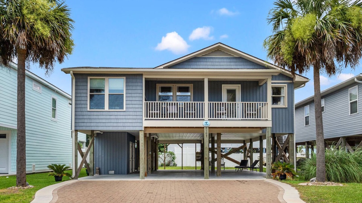Cherry Grove Beach House | Classic 4BR Cherry Grove home w/elevator, full kitchen & short walk to beach