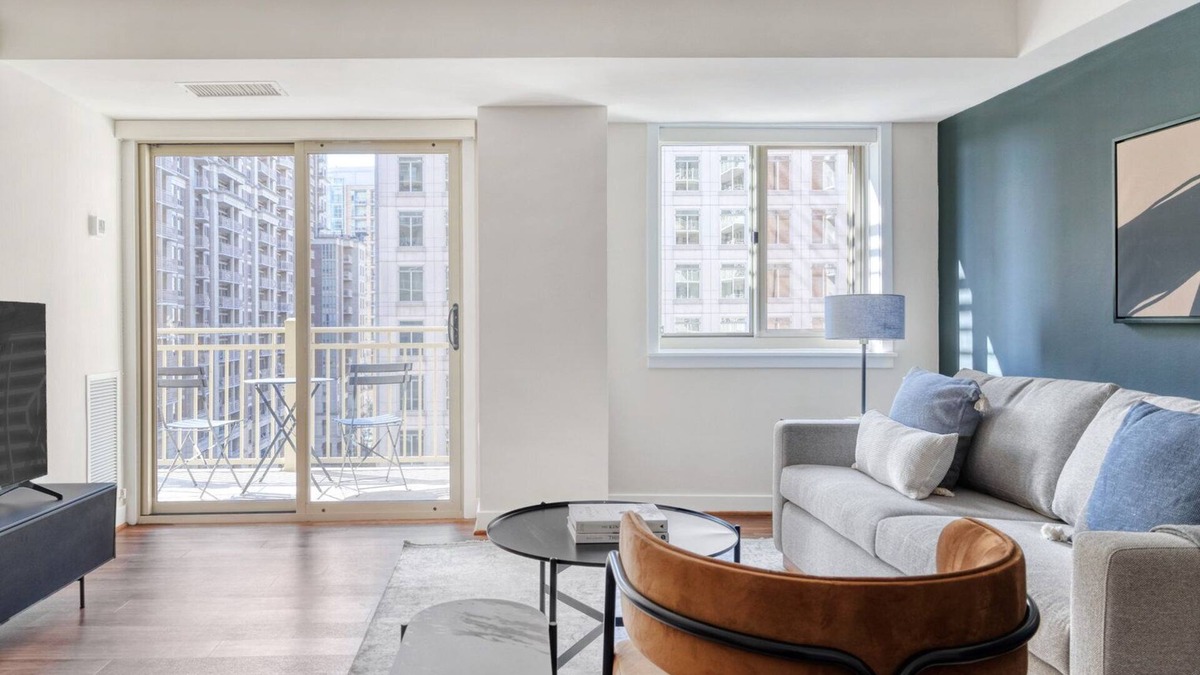 Ballston Apartment | Classic Ballston 1BR w/Concierge, W/D & Pool, near Metro, by Blueground