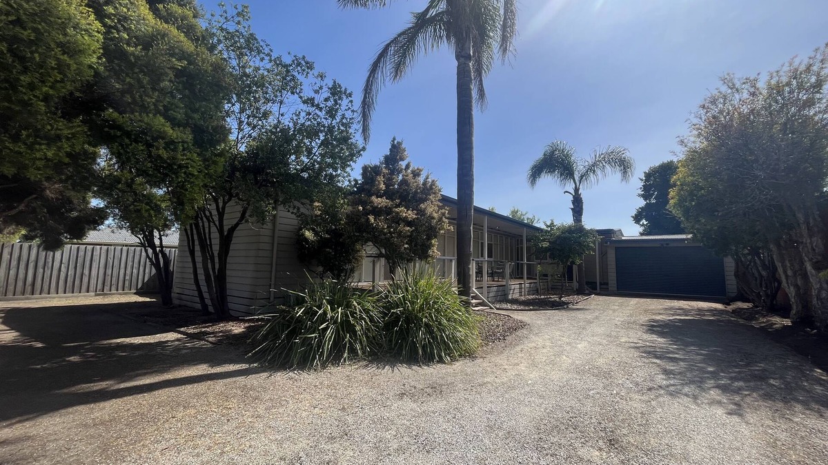Dromana House | Classic beach Getaway - Close to winery region and beach!