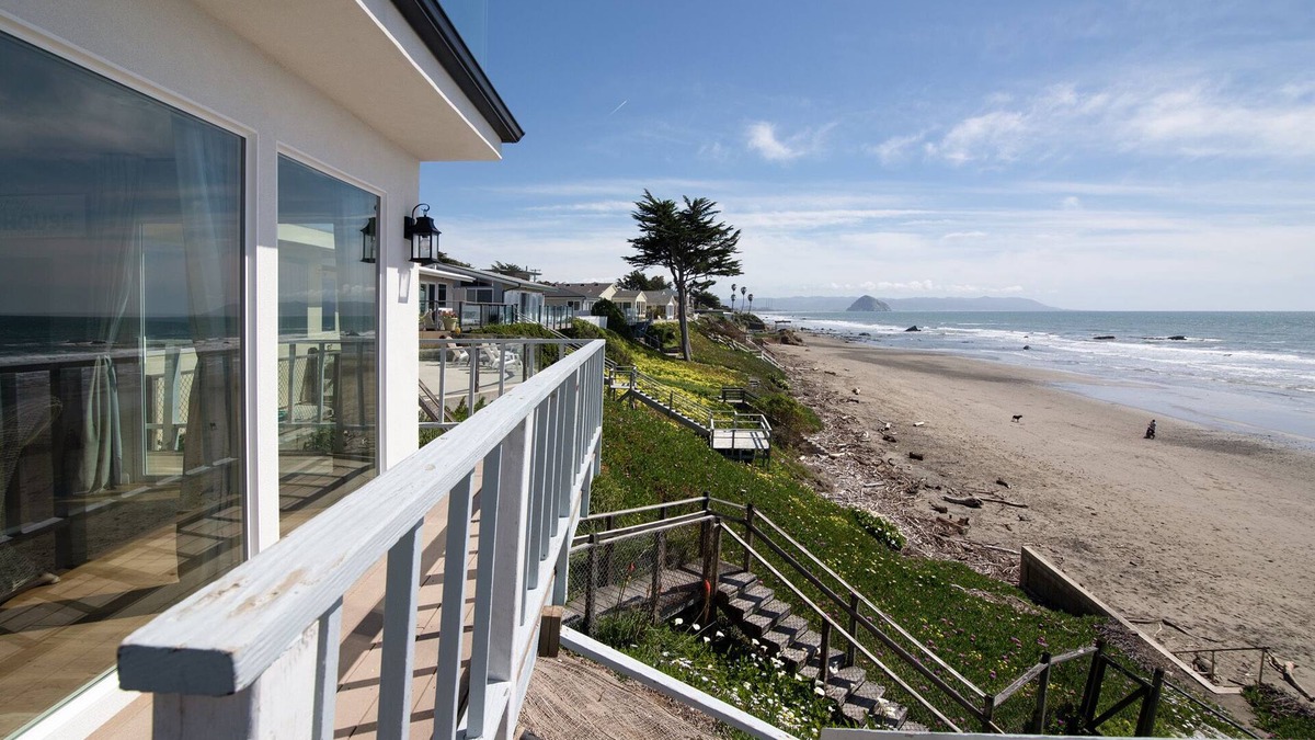 Cayucos House | Classic Cayucos Oceanfront REMODELED AS OF 2023