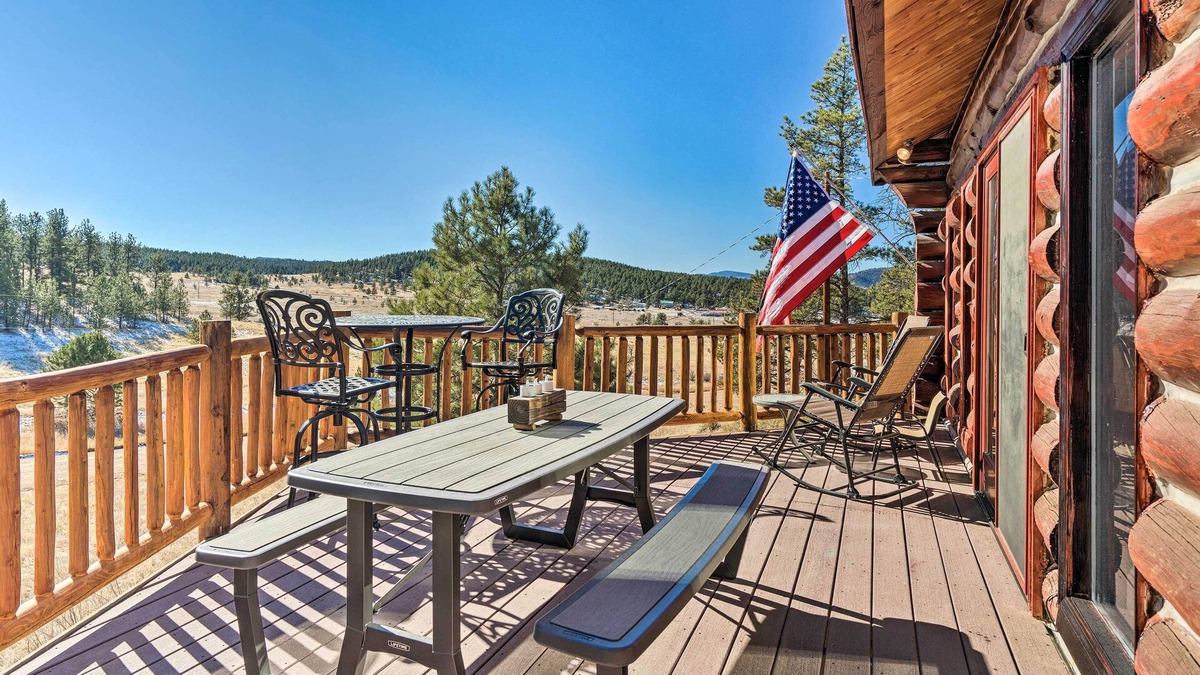 Florissant House | Classic Colorado Log Home w/Mountain Views!